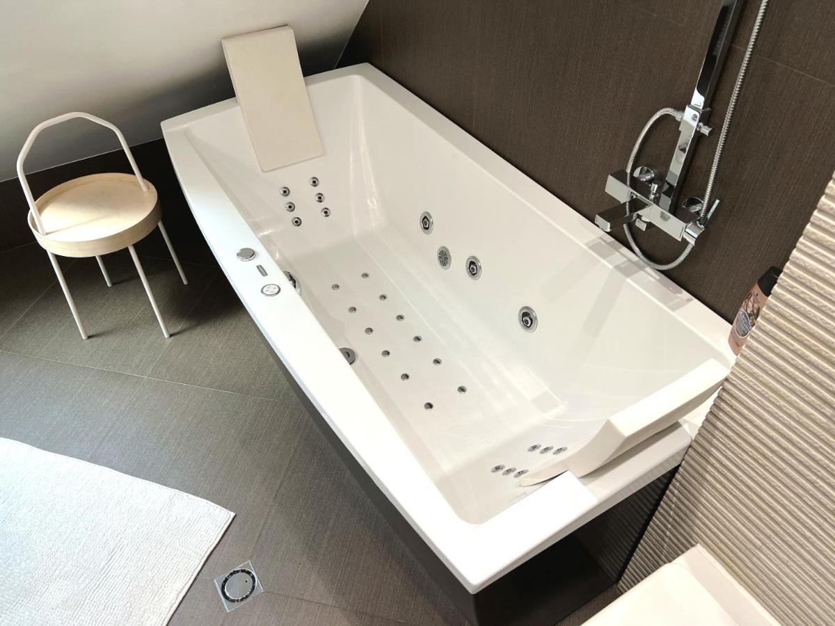 Unique Luxurious Jacuzzi Penthouse Duplex In City Center! 2 Baths! Free Parking! Sofia Eksteriør bilde